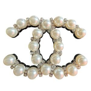 CHANEL Silver Pearl and Crystal Interlocking CC Brooch K23 (CCXX018)